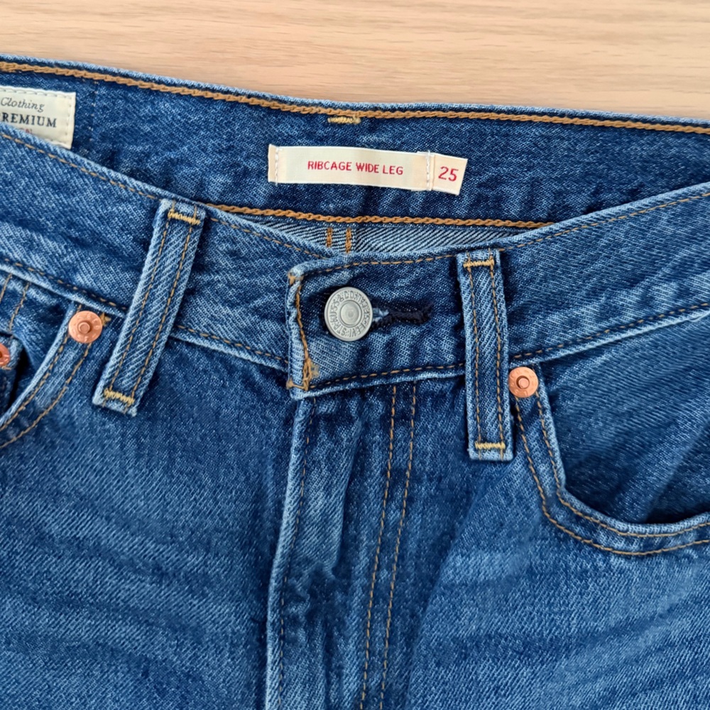 Levi’s Premium Ribcage Wide Leg Jeans in Wrong - Medium Blue Wash 25 High Rise - Picture 5 of 7